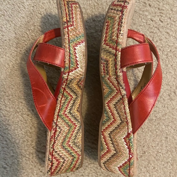 Unique Red Sandals with Platform Heel Design! boc - Picture 4 of 5